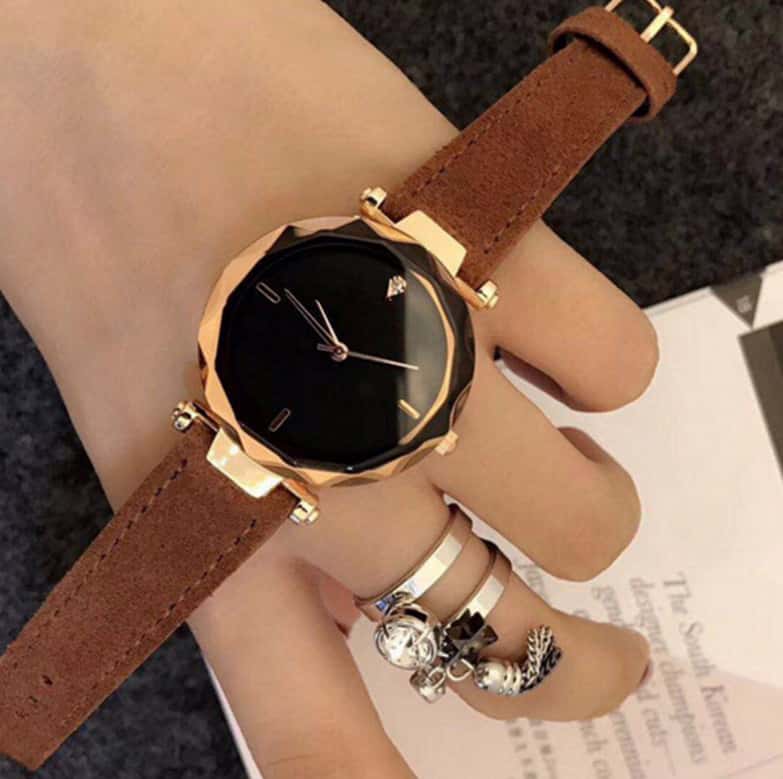 Đồng hồ nữ vành đai lượn