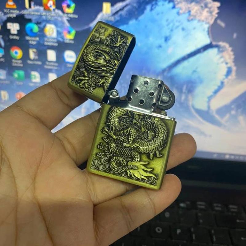 Bật lửa quẹt zippo màu đồng khắc nổi hình Rồng dùng xăng