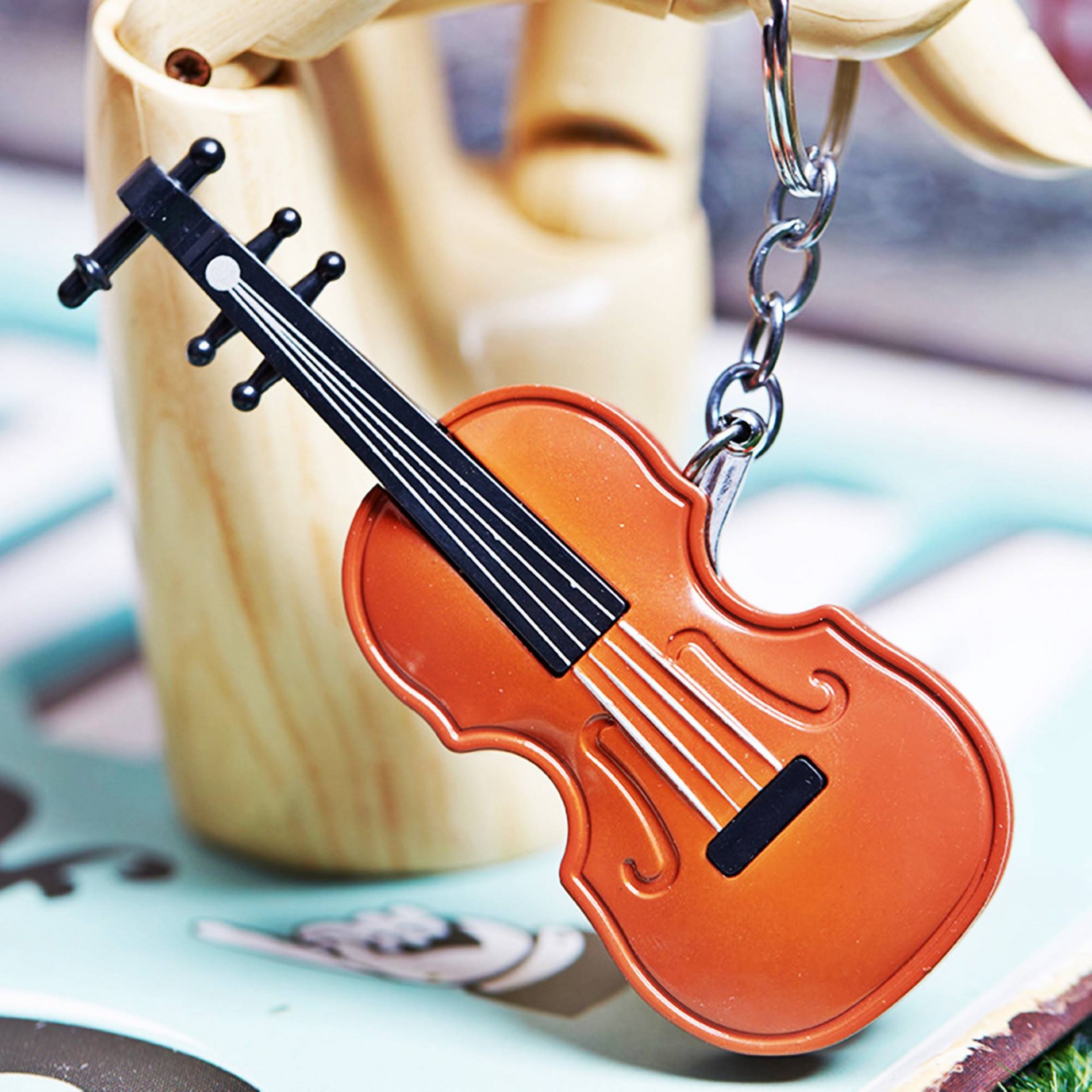 Bật lửa hình đàn violin bằng kim loại có móc khóa dùng gas